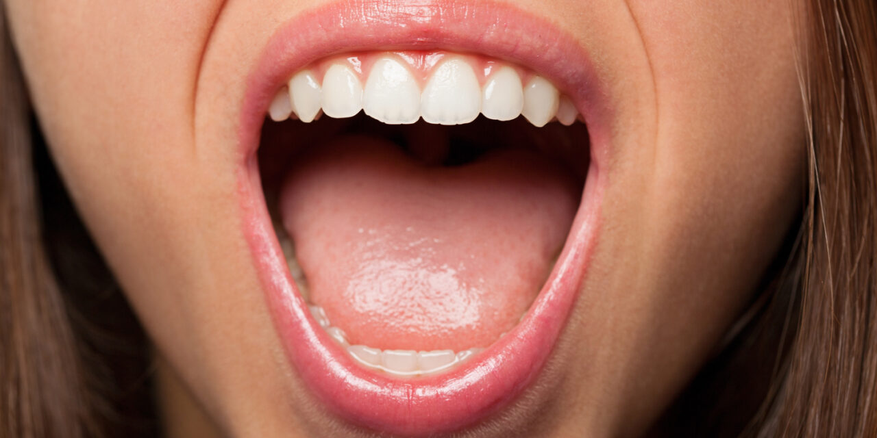 El papel de la saliva en la salud bucal: Más importante de lo que crees.